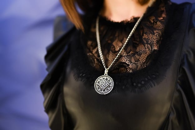 A close-up shot of a classic diamond necklace from the mid-20th century. The necklace features a graduated design with progressively larger diamonds towards the center, set in platinum. The image highlights the exceptional clarity and cut of the diamonds, as well as the meticulous craftsmanship of the setting.